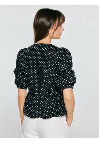 Big-Star - Bluzka damska z baskinką w kropki czarna Sori 906. Typ kołnierza: dekolt w kształcie V. Kolor: czarny. Materiał: bawełna. Wzór: kropki. Styl: elegancki, klasyczny #3