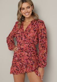 Born2be - Czerwona Dopasowana Sukienka w Kwiaty z Marszczeniem i Falbankami Mirilia. Okazja: na co dzień. Typ kołnierza: kołnierz z falbankami. Kolor: czerwony. Materiał: jeans. Wzór: kwiaty. Styl: casual #1
