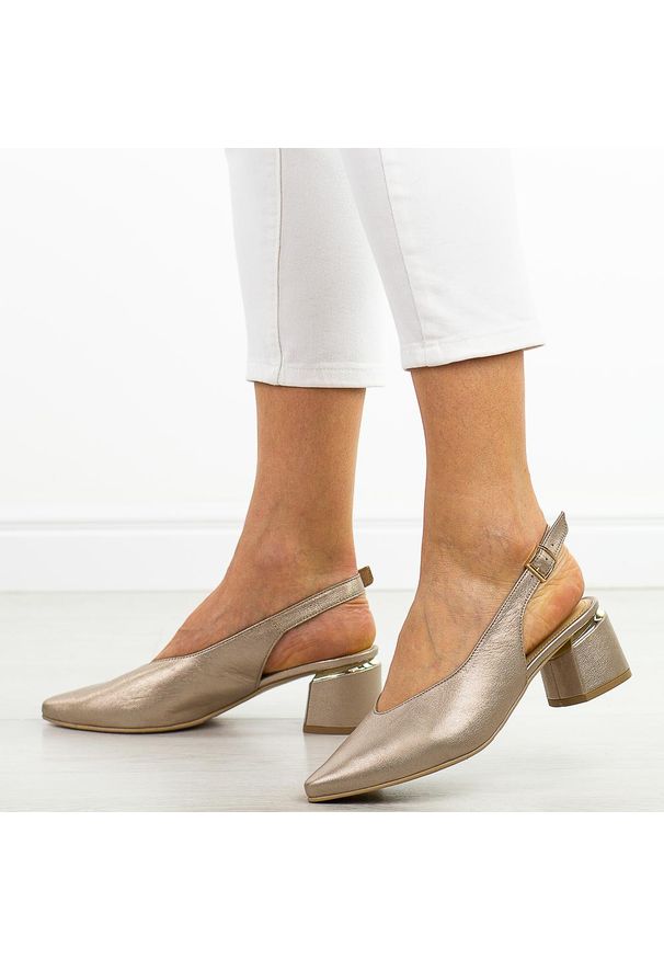 DEONI - Złote skórzane Polskie czółenka damskie na obcasie bez pięty Deoni D1450A. Okazja: na co dzień, na ślub cywilny, na wesele. Kolor: złoty. Materiał: skóra. Szerokość cholewki: normalna. Sezon: wiosna, lato. Obcas: na obcasie. Styl: casual, elegancki, klasyczny. Wysokość obcasa: średni