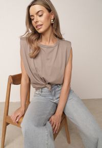 Born2be - Beżowy Bawełniany Top Oversize Bez Rękawów z Wiązaniem i Poduszkami w Ramionach Apixie. Okazja: na co dzień. Kolor: beżowy. Materiał: bawełna. Długość rękawa: bez rękawów. Styl: elegancki, casual #1