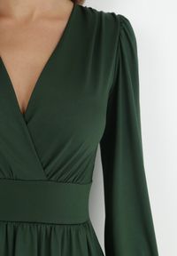 Born2be - Ciemnozielona Sukienka Kopertowa Taliowana Maecenus. Okazja: na co dzień. Typ kołnierza: dekolt w serek. Kolor: zielony. Materiał: wiskoza. Typ sukienki: kopertowe. Styl: casual, elegancki #5
