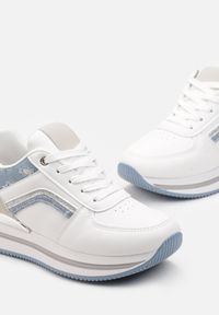 Born2be - Biało-Niebieskie Sznurowane Sneakersy na Płaskiej Podeszwie Zdobione Brokatem Gerine. Kolor: biały. Materiał: materiał. Wzór: aplikacja. Obcas: na płaskiej podeszwie
