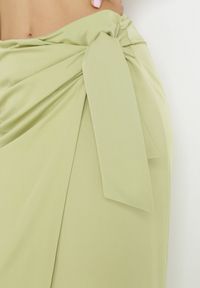 Born2be - Zielona Asymetryczna Spódnica z Wiązaniem Steria. Kolor: zielony