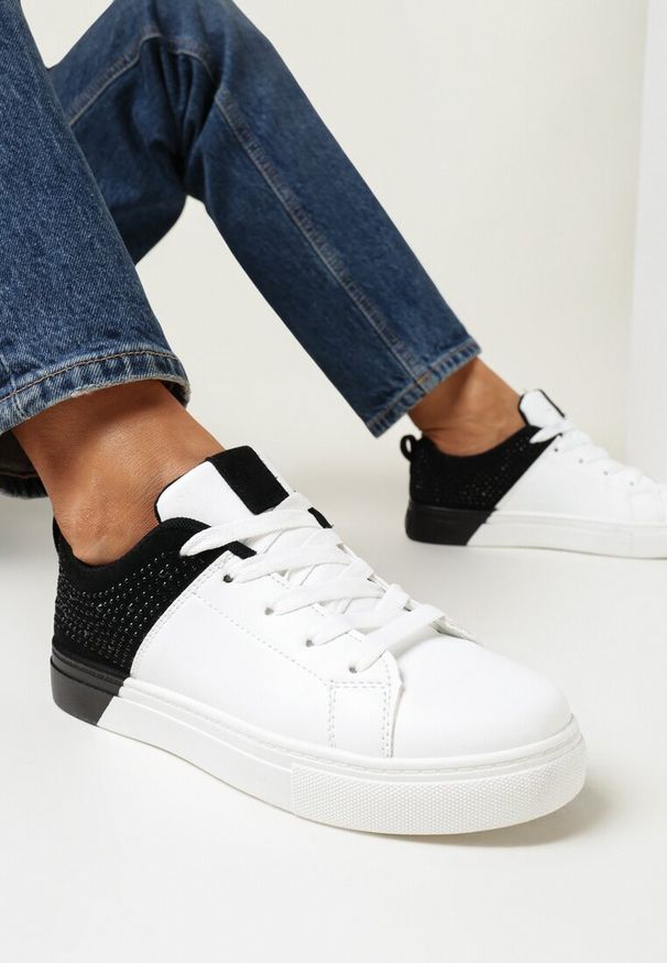 Born2be - Biało-Czarne Sznurowane Sneakersy na Płaskiej Podeszwie z Ozdobnymi Cyrkoniami Gimena. Wysokość cholewki: przed kostkę. Kolor: biały. Materiał: materiał. Szerokość cholewki: normalna. Wzór: aplikacja. Obcas: na płaskiej podeszwie