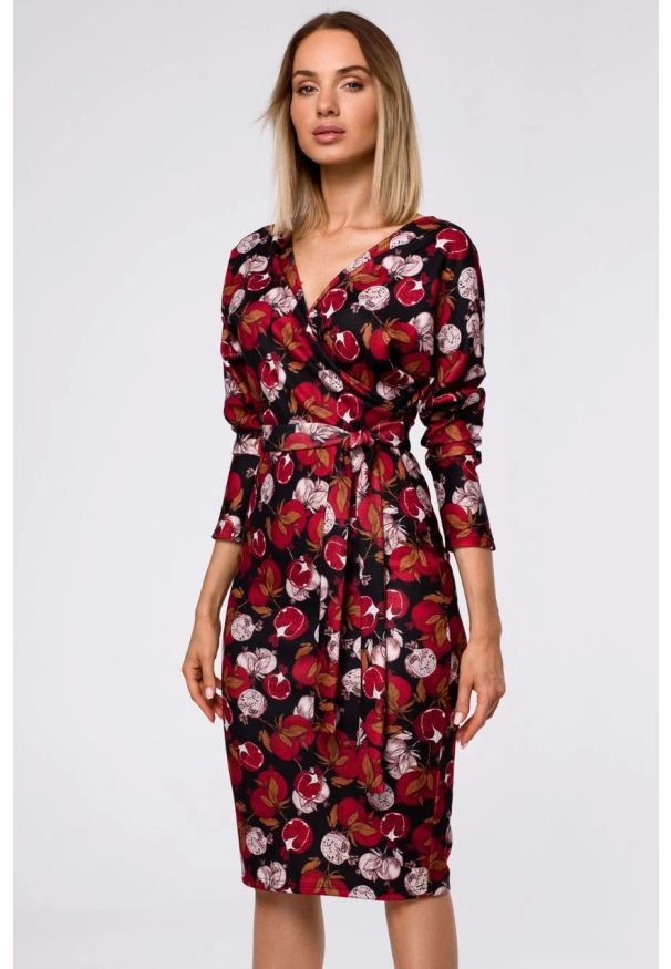 Sukienki.shop - Dopasowana sukienka dzianinowa z kopertową górą i nadrukiem. Okazja: na spotkanie biznesowe. Typ kołnierza: dekolt kopertowy. Materiał: dzianina. Długość rękawa: długi rękaw. Wzór: nadruk. Typ sukienki: kopertowe, ołówkowe. Styl: biznesowy, elegancki, klasyczny. Długość: midi