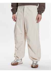BDG Urban Outfitters Spodnie materiałowe 76522317 Écru Baggy Fit. Materiał: materiał #1