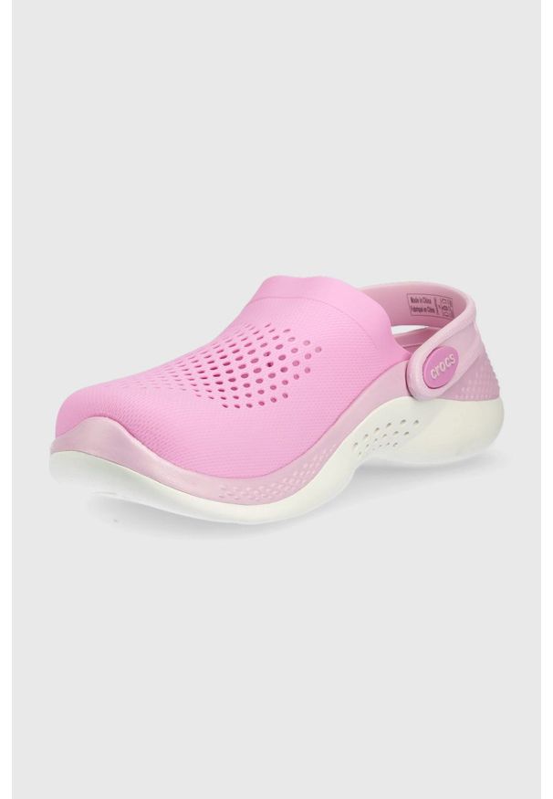 Crocs klapki kolor fioletowy. Nosek buta: okrągły. Kolor: fioletowy. Materiał: materiał. Wzór: gładki