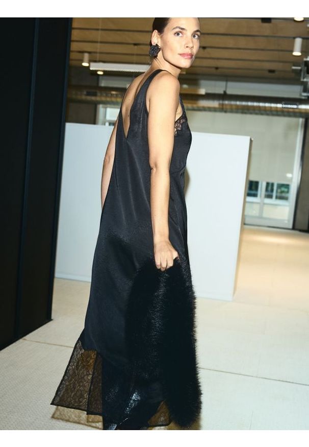 Reserved - Sukienka midi z koronką - czarny. Kolor: czarny. Materiał: koronka. Wzór: koronka. Typ sukienki: proste. Długość: midi