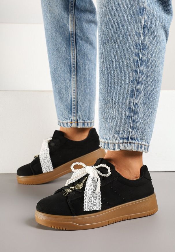 Renee - Czarne Sneakersy na Niskiej Platformie z Aplikacjami i Kokardkami Divienne. Okazja: na co dzień. Kolor: czarny. Materiał: jeans. Wzór: aplikacja. Obcas: na platformie