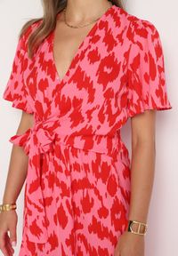 Born2be - Czerwono-Różowa Kopertowa Sukienka z Gumką w Pasie i Materiałowym Paskiem z Ozdobnymi Wycięciami Agea. Okazja: na co dzień, na randkę. Kolor: czerwony. Materiał: materiał. Długość rękawa: krótki rękaw. Typ sukienki: kopertowe. Styl: casual, elegancki #6