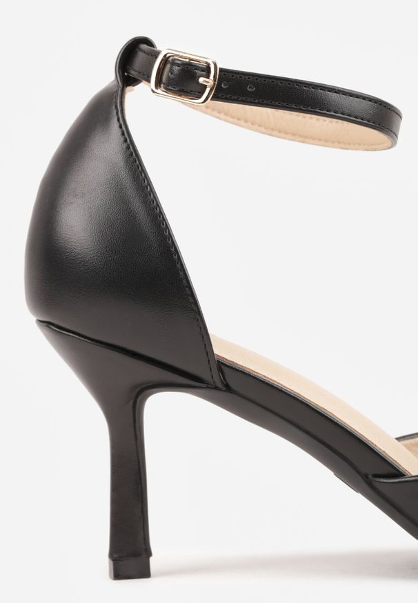 Born2be - Czarne Czółenka Vices na Szpilce ze Szpiczastym Noskiem i Paskiem z Klamerką Ulisaria. Okazja: na co dzień. Nosek buta: szpiczasty. Zapięcie: pasek. Kolor: czarny. Materiał: jeans. Obcas: na szpilce. Styl: elegancki, casual, wizytowy. Wysokość obcasa: średni