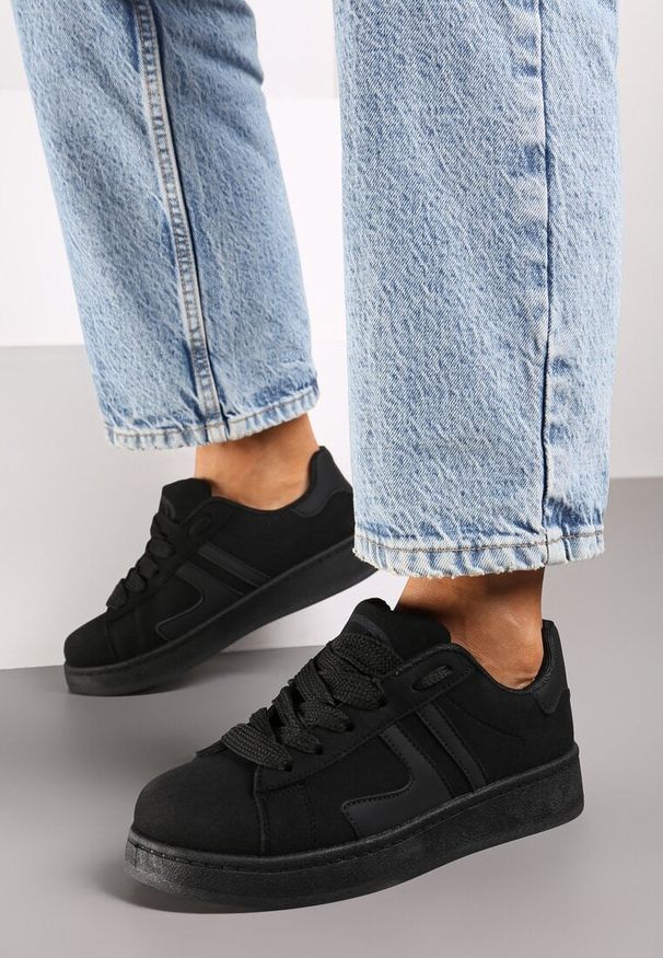 Born2be - Czarne Sznurowane Sneakersy na Płaskiej Podeszwie Ozdobione Paskami Nevirenna. Okazja: na co dzień. Zapięcie: pasek. Kolor: czarny. Materiał: skóra, jeans. Wzór: aplikacja. Obcas: na płaskiej podeszwie