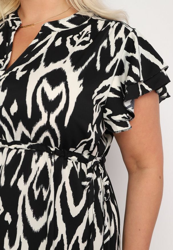 Born2be - Czarno-Biała Rozkloszowana Sukienka z Krótkim Rękawem Zwężana w Talii Ezeviana. Okazja: na co dzień. Kolor: czarny. Materiał: tkanina. Długość rękawa: krótki rękaw. Sezon: lato. Typ sukienki: proste. Styl: klasyczny, casual