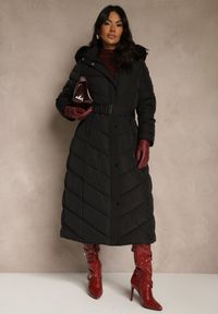 Renee - Czarna Zimowa Kurtka Pikowana o Długim Kroju z Paskiem i Kapturem z Futrem Retarda. Kolor: czarny. Materiał: futro. Długość: długie. Sezon: zima. Styl: street #4