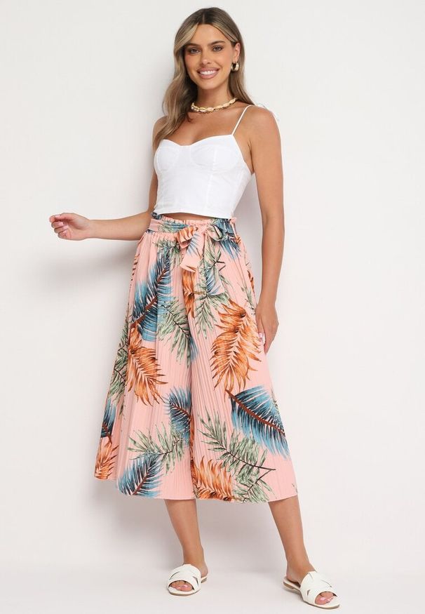 Born2be - Różowe Spodnie Plisowane Typu Palazzo z Gumką w Pasie o Długości 3/4 Hiefia. Okazja: na co dzień. Kolor: różowy. Materiał: bawełna. Styl: casual, elegancki