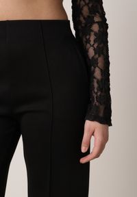 Born2be - Czarne Eleganckie Spodnie z Bawełny i Wiskozy w Kant Valelia. Okazja: na co dzień, na spotkanie biznesowe, do pracy. Kolor: czarny. Materiał: wiskoza, bawełna. Styl: elegancki #3