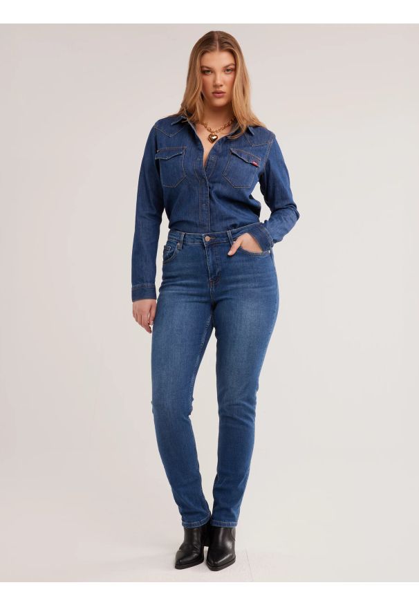 Big-Star - Koszula damska jeansowa slim granatowa Norra 524. Okazja: na co dzień. Typ kołnierza: kołnierzyk klasyczny. Kolor: niebieski. Materiał: jeans. Długość rękawa: długi rękaw. Długość: długie. Styl: casual, klasyczny, elegancki