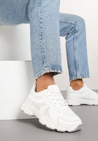 Renee - Białe Sneakersy w Streetwearowym Stylu na Grubej Podeszwie Felethra. Okazja: na spotkanie biznesowe, do pracy. Nosek buta: okrągły. Kolor: biały. Materiał: jeans