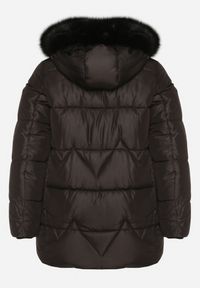 Born2be - Czarna Pikowana Kurtka z Kapturem z Futerkiem Tevea. Okazja: na spotkanie biznesowe, do pracy, na spacer. Typ kołnierza: kaptur. Kolekcja: plus size. Kolor: czarny. Materiał: futro. Styl: biznesowy, klasyczny, elegancki #7