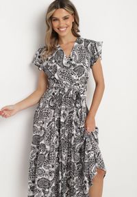 Born2be - Czarno-Biała Sukienka z Kopertowym Dekoltem z Gumką w Talii i Materiałowym Paskiem Xelovia. Okazja: na co dzień. Kolor: czarny. Materiał: materiał. Typ sukienki: kopertowe. Styl: casual, elegancki #4