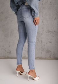 Renee - Niebieskie Jeansy Typu Skinny z Bawełny Nevitaes. Okazja: na co dzień. Stan: podwyższony. Kolor: niebieski. Długość: krótkie. Styl: casual #6