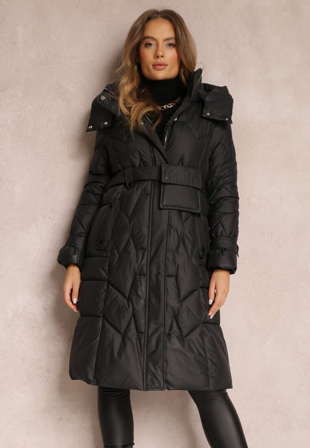 Renee - Czarna Kurtka Pikowana Długa z Paskiem i Saszetką Cythine. Kolor: czarny. Materiał: materiał. Długość rękawa: długi rękaw. Długość: długie