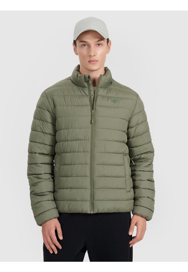 4f - 4F Kurtka puchowa z wypełnieniem syntetycznym męska - khaki 3XL. Okazja: na co dzień. Typ kołnierza: kołnierzyk stójkowy. Kolor: brązowy, oliwkowy, wielokolorowy. Materiał: puch, syntetyk. Długość: długie. Styl: sportowy, elegancki, klasyczny, casual
