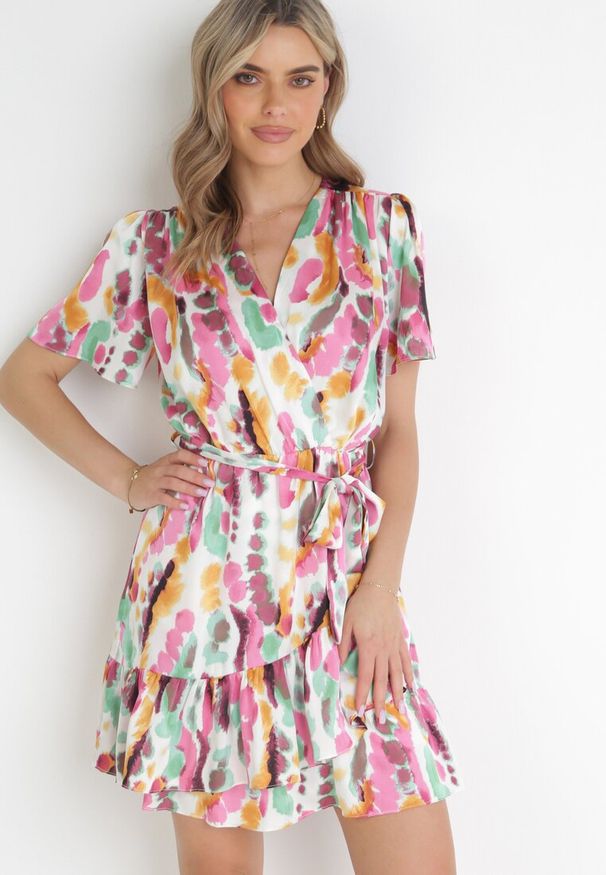 Born2be - Różowa Rozkloszowana Sukienka Kopertowa z Wiązanym Paskiem Sinja. Kolor: różowy. Materiał: materiał. Wzór: aplikacja. Typ sukienki: kopertowe