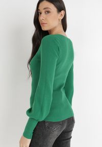 Born2be - Zielony Sweter Uhrieth. Typ kołnierza: dekolt kwadratowy. Kolor: zielony. Materiał: dzianina. Długość: długie. Wzór: prążki #2