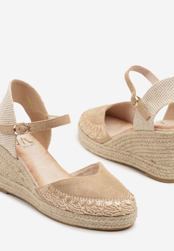 Renee - Beżowe Sandały Typu Espadryle z Ekozamszu na Koturnie z Plecionki Dalriva. Okazja: na co dzień. Zapięcie: pasek. Kolor: beżowy. Materiał: zamsz. Obcas: na koturnie. Styl: elegancki, casual