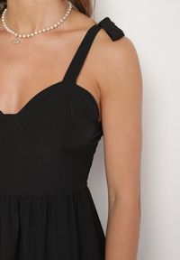 Born2be - Czarna Rozkloszowana Sukienka z Wiskozą Ozdobiona Wiązaniem na Ramiączkach Meravessa. Okazja: na spacer. Kolor: czarny. Materiał: wiskoza. Długość rękawa: na ramiączkach. Wzór: aplikacja #4