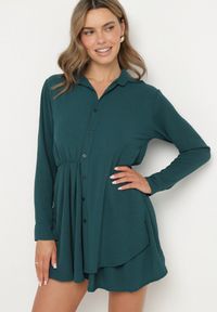 Born2be - Ciemnozielona Asymetryczna Sukienka o Koszulowym Kroju z Gumką w Talii Elodina. Kolor: zielony. Długość rękawa: długi rękaw. Typ sukienki: koszulowe, asymetryczne. Styl: elegancki, sportowy #1