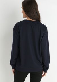 Born2be - Granatowa Bluza Voeum. Okazja: na spacer, na co dzień, do pracy. Kolor: niebieski. Materiał: prążkowany, dzianina, dresówka. Długość rękawa: długi rękaw. Długość: długie. Wzór: gładki, jednolity, kolorowy. Styl: casual, klasyczny #4