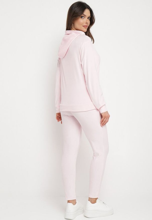 Born2be - Jasnoróżowy Komplet Dresowy z Weluru Bluza z Kapturem i Spodnie z Gumką w Pasie Avinlia. Kolor: różowy. Materiał: welur, dresówka