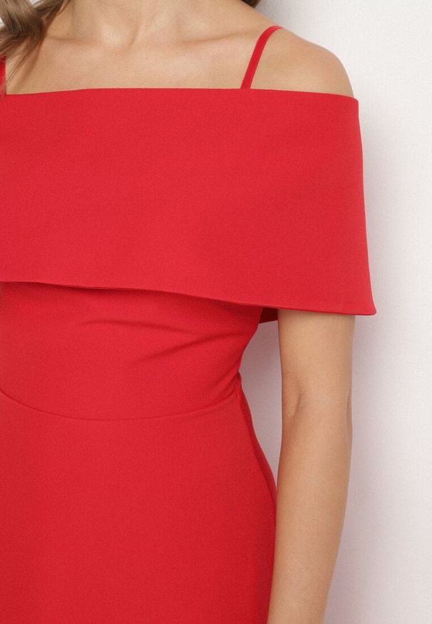 Born2be - Czerwona Sukienka o Rozkloszowanym Kroju na Ramiączkach z Wywijanym Dekoltem Jenathia. Okazja: na studniówkę, na ślub cywilny, na wesele, na imprezę. Kolor: czerwony. Długość rękawa: na ramiączkach