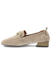 Półbuty damskie S.Barski D&A, cholewka skóra naturalna zamszowa wsuwany fason metalowa ozdoba na przodzie niski obcas kwadratowy nosek, beżowe, CR61-. Okazja: na co dzień, na spotkanie biznesowe. Kolor: beżowy. Materiał: zamsz, skóra. Szerokość cholewki: normalna. Wzór: aplikacja. Obcas: na obcasie. Styl: casual, biznesowy, elegancki, klasyczny. Wysokość obcasa: niski #2