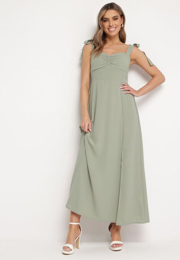 Born2be - Zielona Rozkloszowana Sukienka na Wiązanych Ramiączkach z Rozcięciem Kalora. Kolor: zielony. Materiał: tkanina. Długość rękawa: na ramiączkach. Wzór: gładki. Długość: maxi