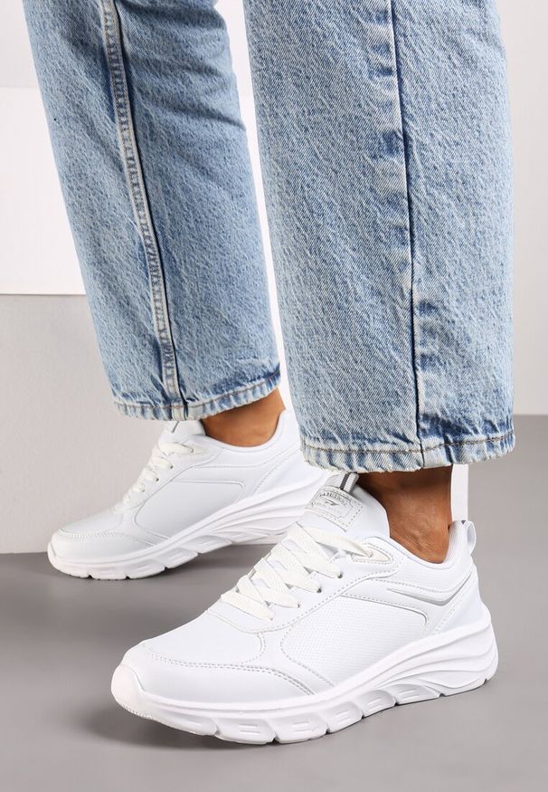 Born2be - Białe Klasyczne Płaskie Buty Sportowe Sneakersy z Tłoczoną Podeszwą Velandria. Okazja: na co dzień. Zapięcie: sznurówki. Kolor: biały. Materiał: jeans, bawełna. Szerokość cholewki: normalna. Obcas: na obcasie. Wysokość obcasa: niski