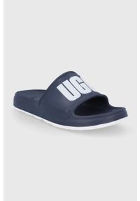 Ugg - UGG klapki Wilcox męskie kolor granatowy. Kolor: niebieski. Materiał: guma. Obcas: na obcasie. Wysokość obcasa: niski #4