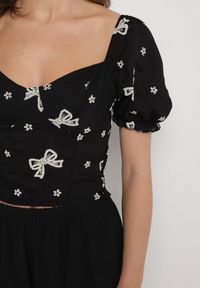 Born2be - Czarna Bluzka Ozdobiona Haftami w Kokardki z Bufiastymi Rękawami Eframara. Typ kołnierza: kokarda. Kolor: czarny. Materiał: jeans. Wzór: aplikacja, haft. Styl: klasyczny, elegancki #6