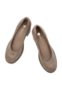 Beżowe Półbuty Armodo Eleganckie Obuwie Damskie. Okazja: do pracy, na co dzień. Kolor: beżowy. Materiał: zamsz. Obcas: na obcasie. Styl: elegancki. Wysokość obcasa: średni #6