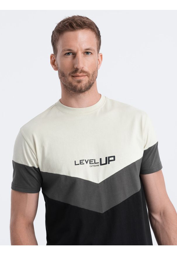 Ombre Clothing - T-shirt męski bawełniany trójkolorowy z logo - czarno-grafitowy V2 S1747 - XXL. Kolor: czarny. Materiał: bawełna. Długość rękawa: krótki rękaw. Długość: krótkie. Wzór: nadruk, geometria. Styl: klasyczny
