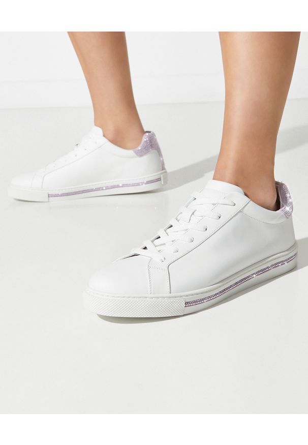 RENE CAOVILLA - Białe sneakersy Xtra z fioletowymi kryształami. Nosek buta: okrągły. Kolor: biały. Materiał: guma. Wzór: napisy, aplikacja
