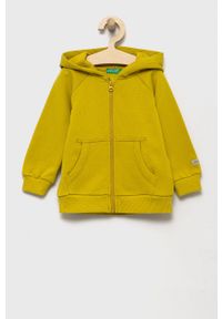 United Colors of Benetton bluza bawełniana dziecięca kolor zielony z kapturem gładka. Typ kołnierza: kaptur. Kolor: zielony. Materiał: bawełna. Długość rękawa: raglanowy rękaw. Wzór: gładki #1