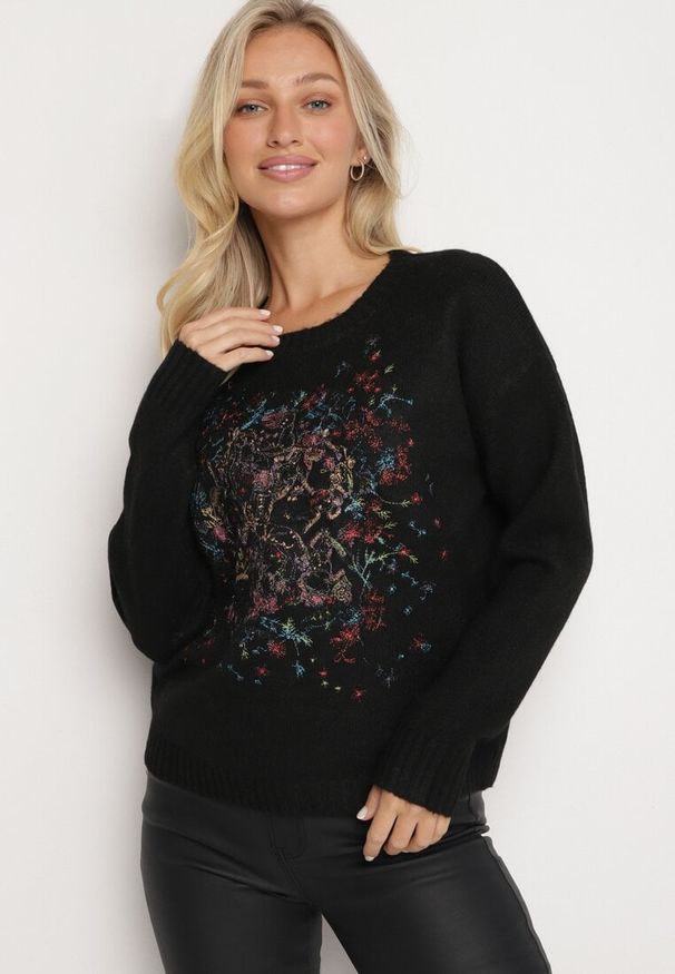 Born2be - Czarny Sweter Ozdobiony Haftowanym Wzorem Inadrea. Okazja: na co dzień. Kolor: czarny. Materiał: jeans. Długość rękawa: długi rękaw. Długość: długie. Wzór: aplikacja, haft. Styl: klasyczny, elegancki, casual