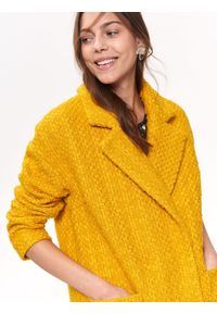 TOP SECRET - żółty płaszcz ze strukturalnej tkaniny. Okazja: do pracy, na co dzień. Kolor: żółty. Materiał: tkanina. Długość rękawa: długi rękaw. Długość: do kolan. Sezon: zima. Styl: casual, elegancki #5