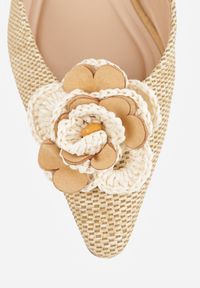 Renee - Beżowe Sandały Slingback na Kaczuszce z Tweedowymi Wstawkami i Kwiatem 3D Zehe. Okazja: na co dzień, na imprezę. Zapięcie: bez zapięcia. Kolor: beżowy. Materiał: jeans, koronka. Wzór: kwiaty. Obcas: na szpilce. Styl: casual, elegancki #3