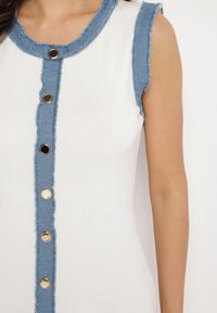 Born2be - Biała Sukienka z Wiskozą Ozdobiona Jeansowymi Wstawkami i Guzikami Lilammea. Kolor: biały. Materiał: wiskoza, jeans. Wzór: aplikacja. Styl: elegancki, klasyczny #5