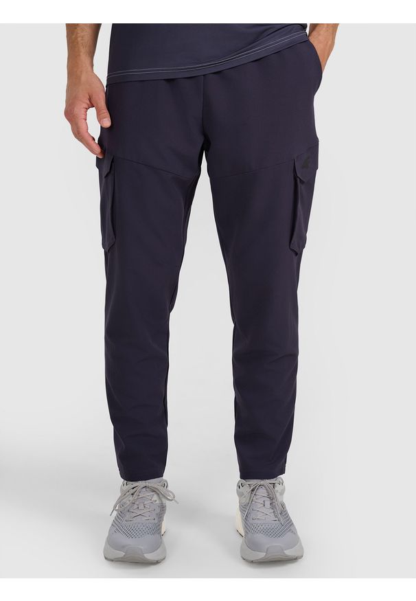 4f - 4F Spodnie treningowe szybkoschnące męskie - granatowe XL. Kolor: niebieski. Materiał: dzianina, elastan, włókno, syntetyk, materiał. Wzór: nadruk, ze splotem. Sport: fitness