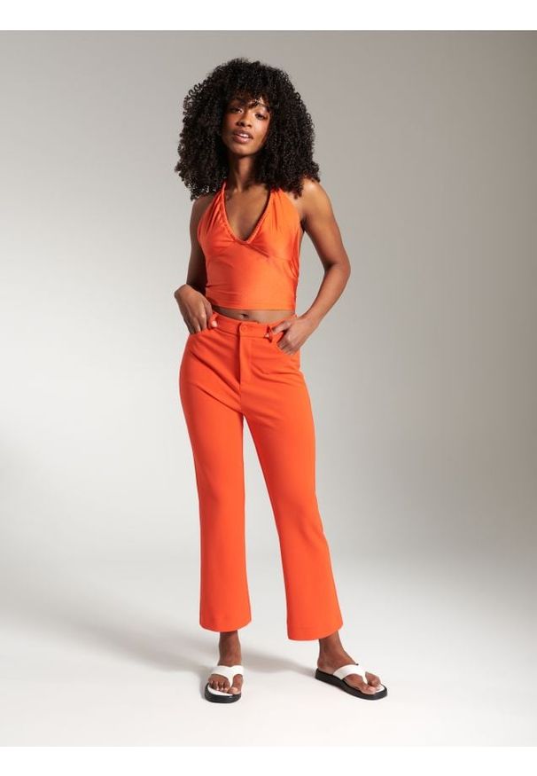 Sinsay - Crop top z wiązaniem - pomarańczowy. Kolor: pomarańczowy. Materiał: materiał. Wzór: gładki